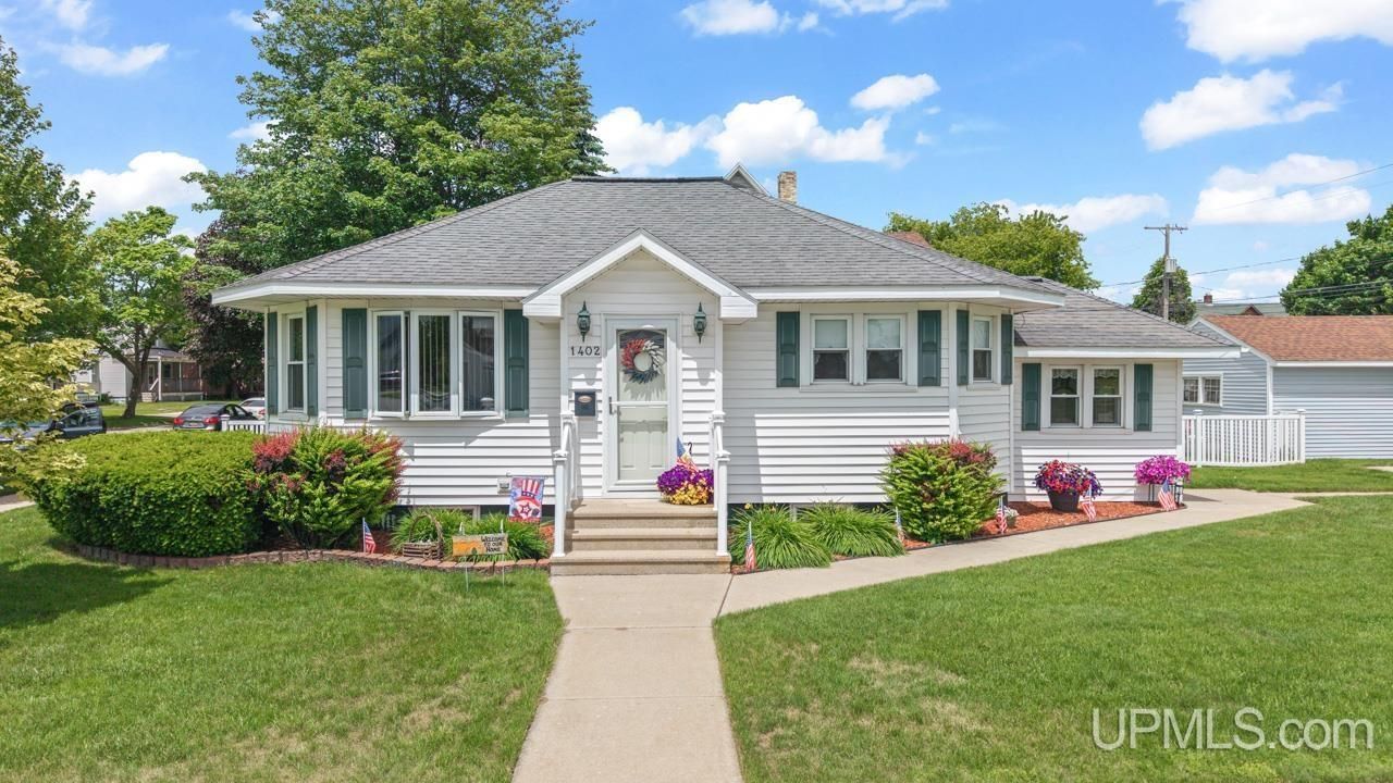 1402 N 16th Street, Escanaba, MI 49829 Main Photo