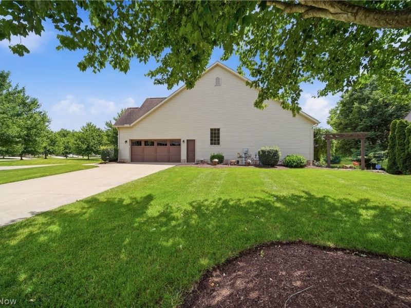 1070 Wedgefield Court NE, North Canton, OH 44720 Photo 4