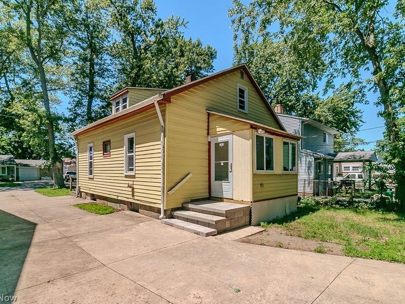 979 Mohegan Trail, Willoughby, OH 44094 Photo 2
