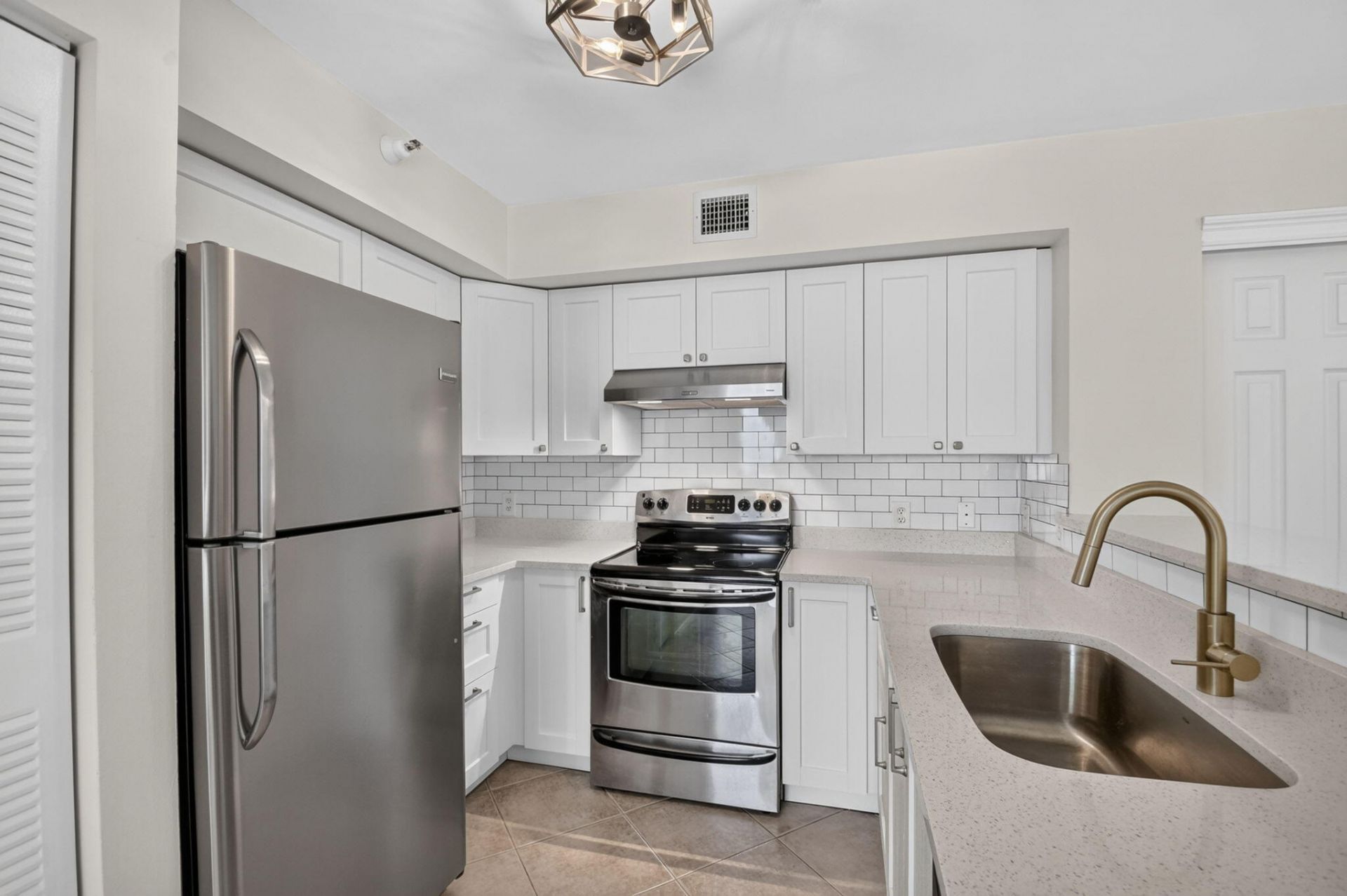 107 Yacht Club Way, Unit 208, Hypoluxo, FL 33462 Photo