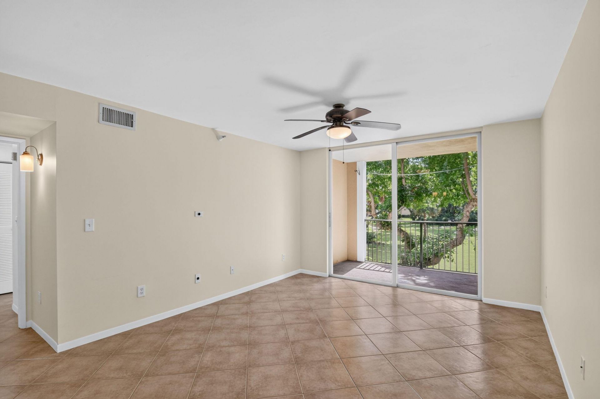107 Yacht Club Way, Unit 208, Hypoluxo, FL 33462 Photo