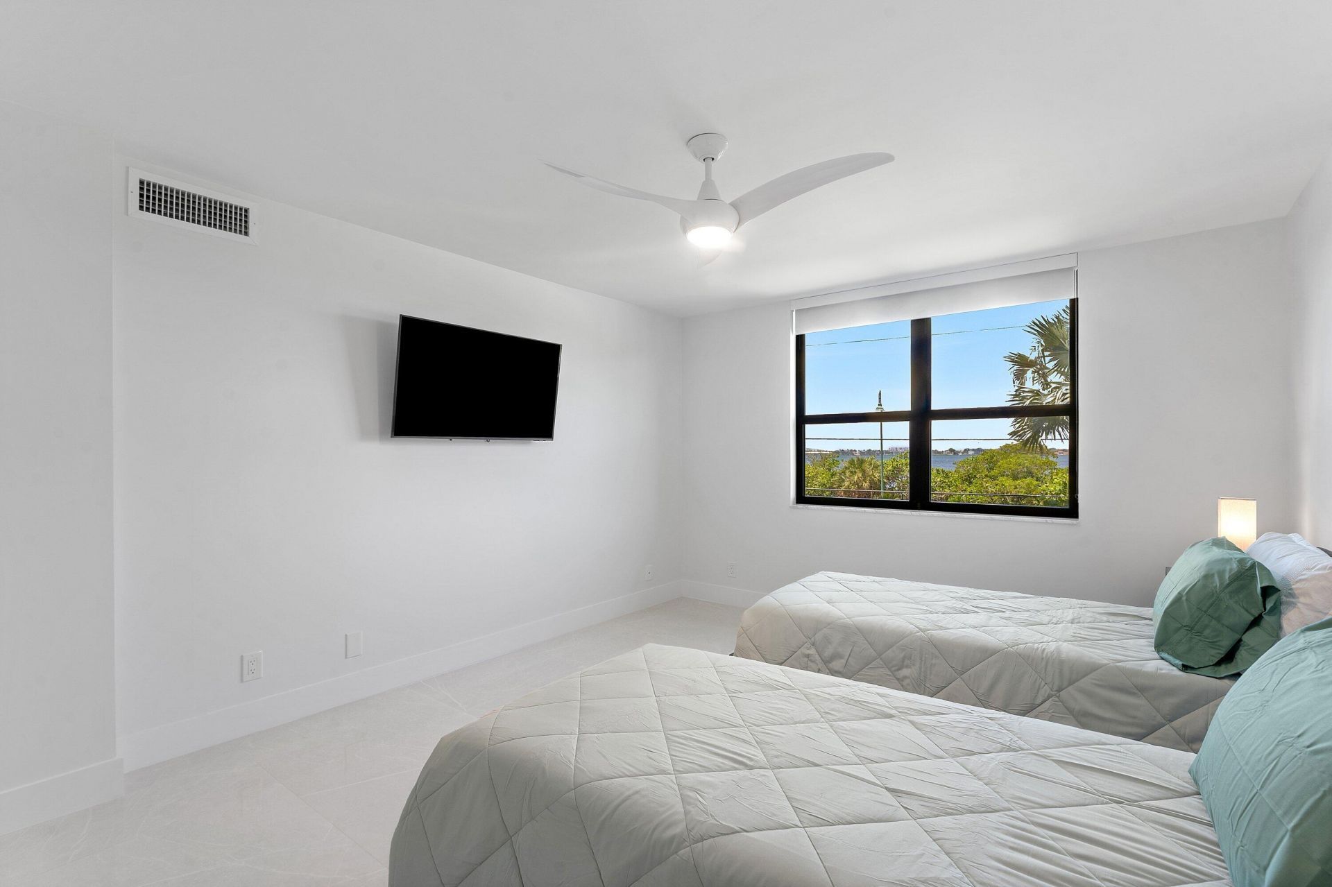 5480 N Ocean Drive, Unit B1c, Singer Island, FL 33404 Photo