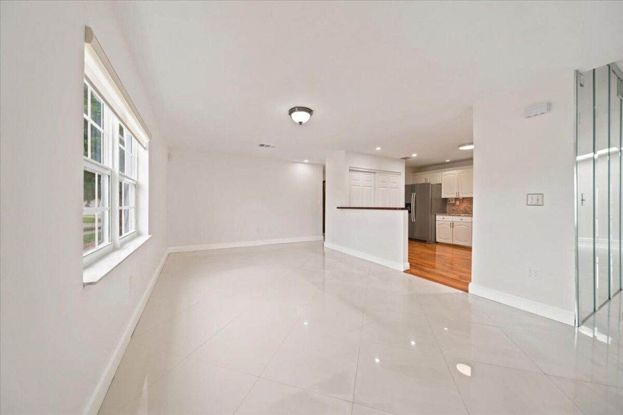 20009 NW 66th Place, Hialeah, FL 33015 Photo