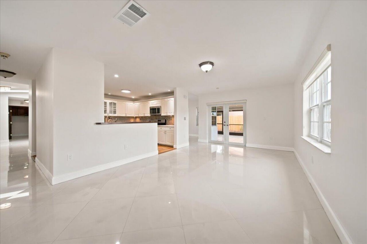 20009 NW 66th Place, Hialeah, FL 33015 Photo