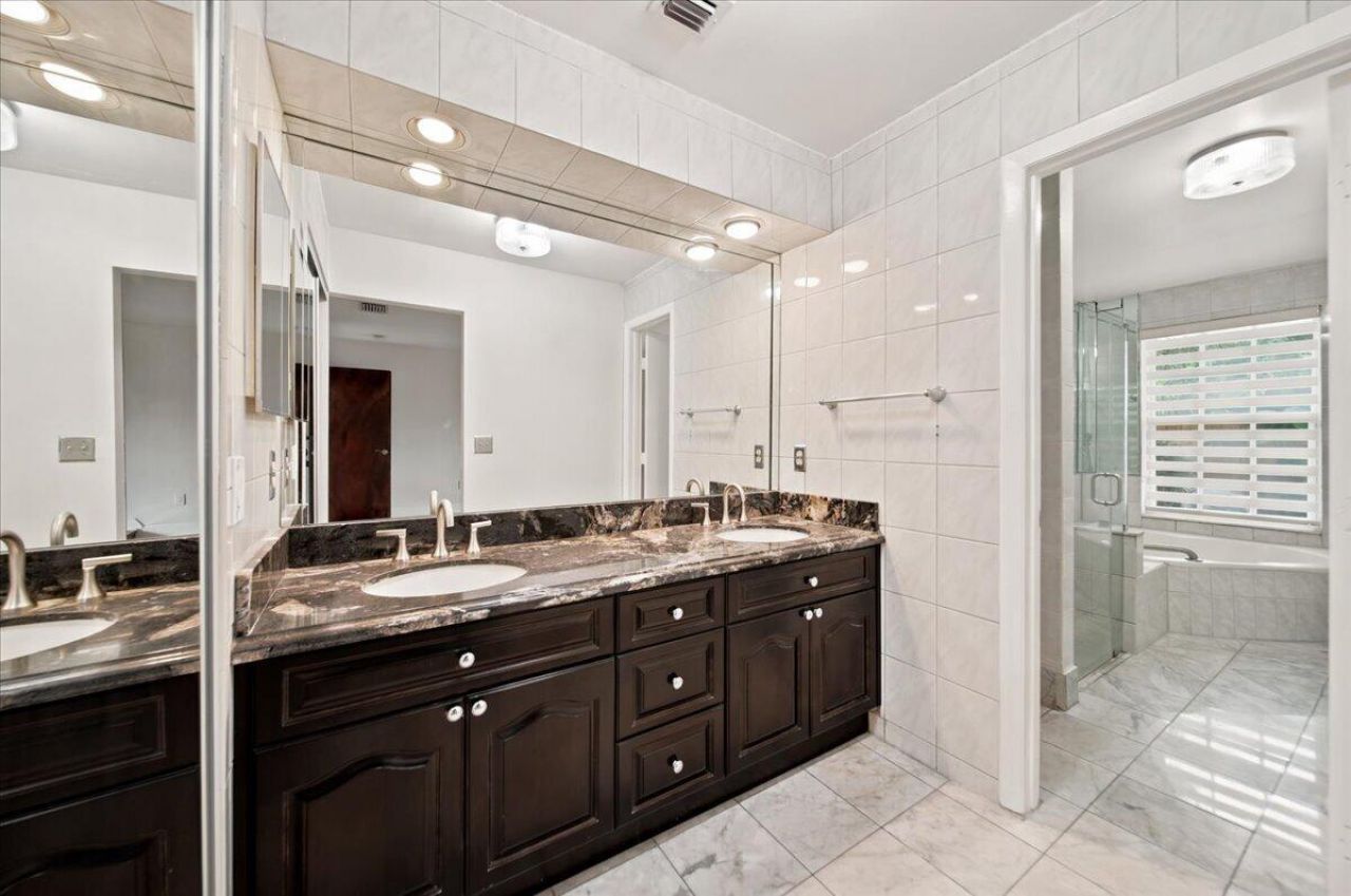 20009 NW 66th Place, Hialeah, FL 33015 Photo