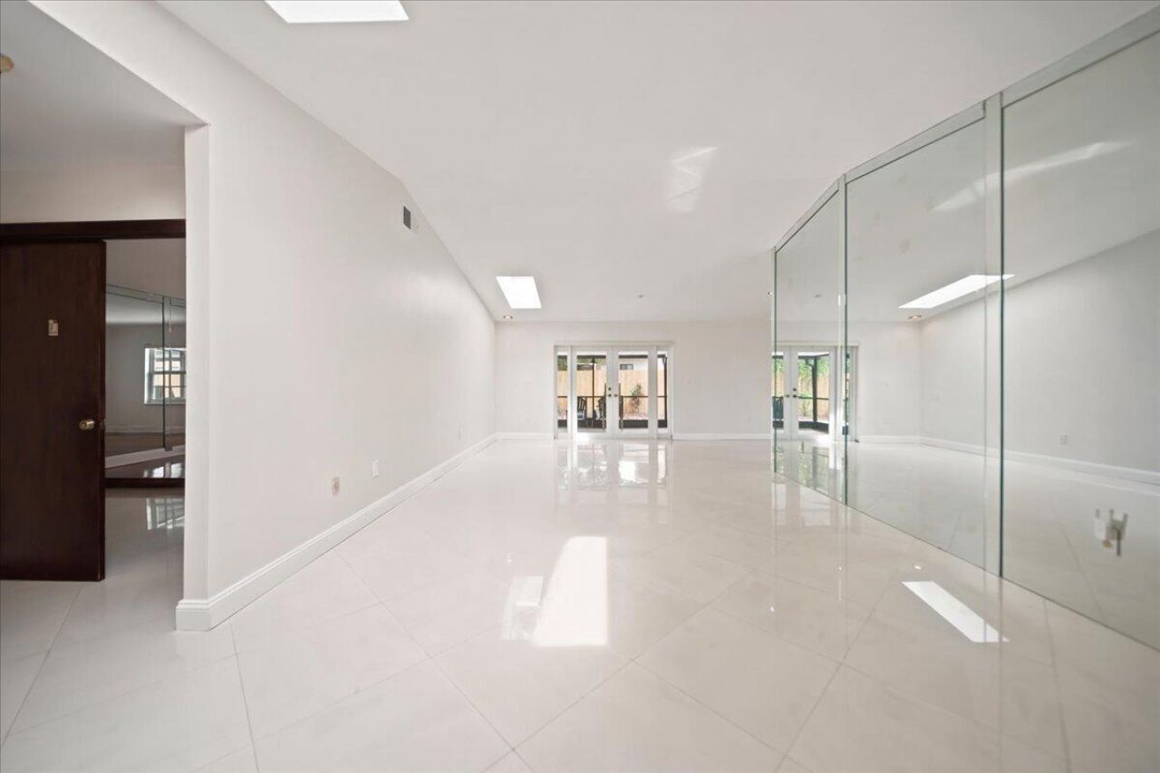 20009 NW 66th Place, Hialeah, FL 33015 Photo