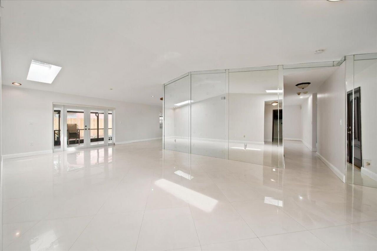 20009 NW 66th Place, Hialeah, FL 33015 Photo