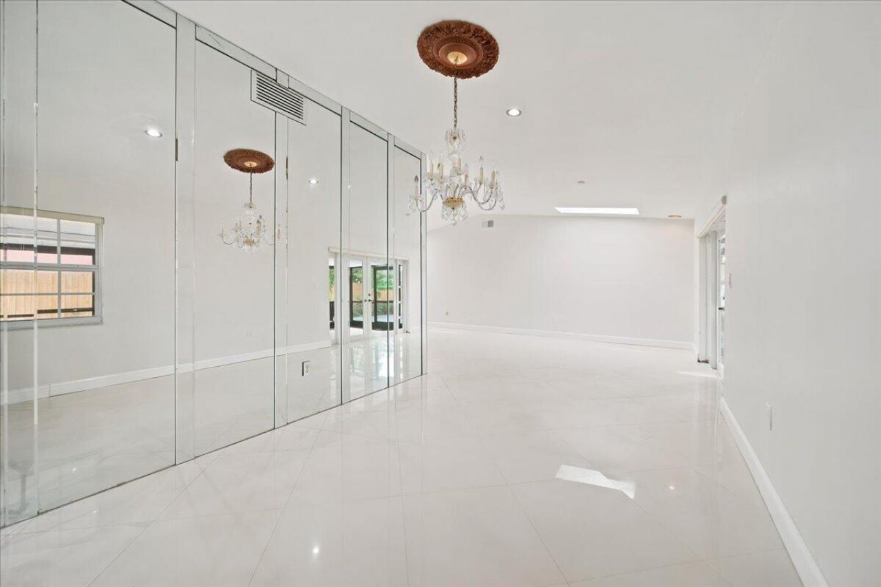 20009 NW 66th Place, Hialeah, FL 33015 Photo