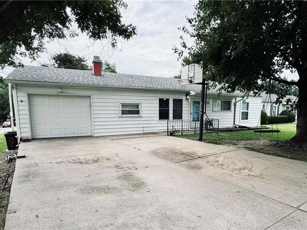 3301 Iroquois Lane, St Joseph, MO 64503