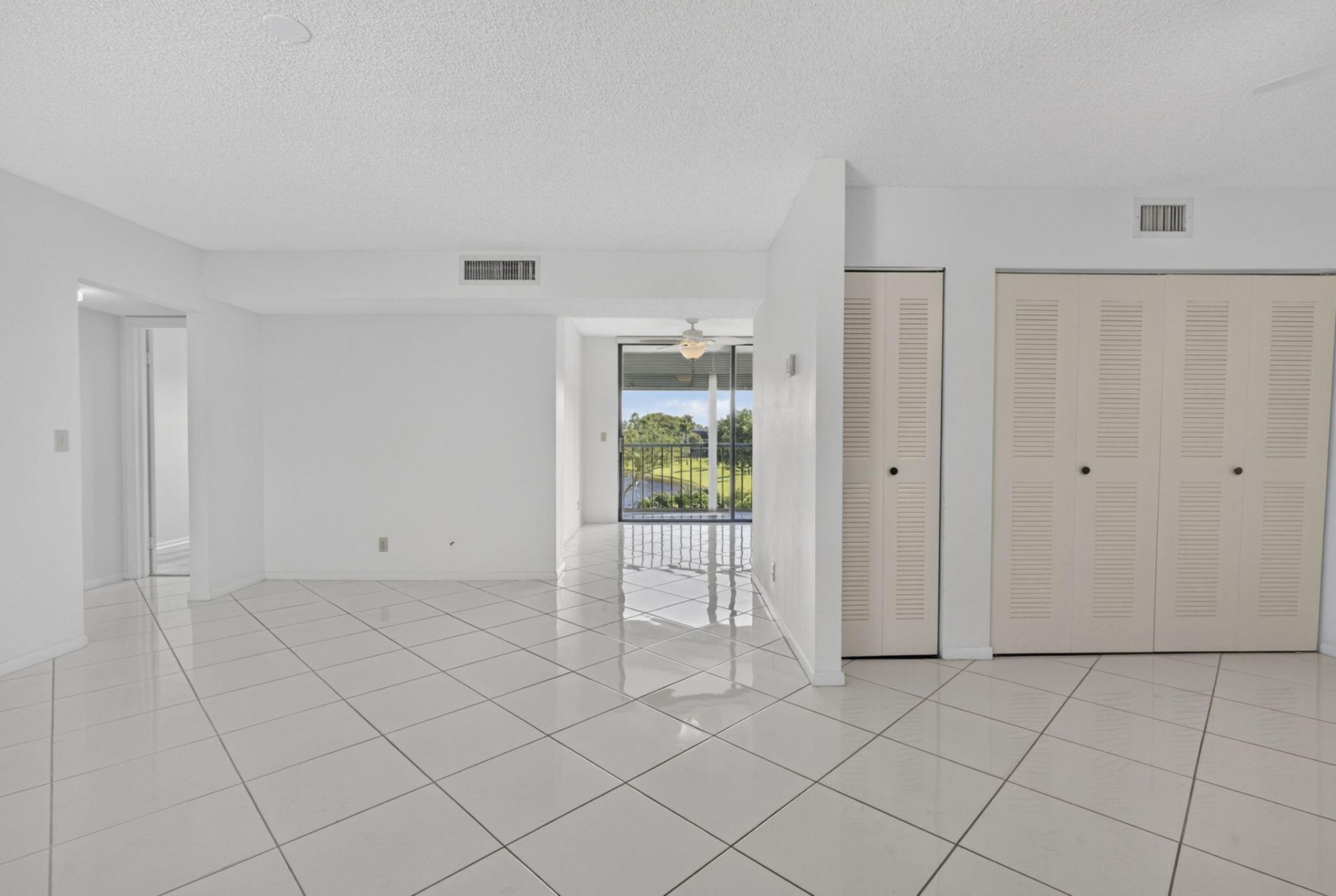 5340 Las Verdes Circle, Unit 307, Delray Beach, FL 33484 Photo