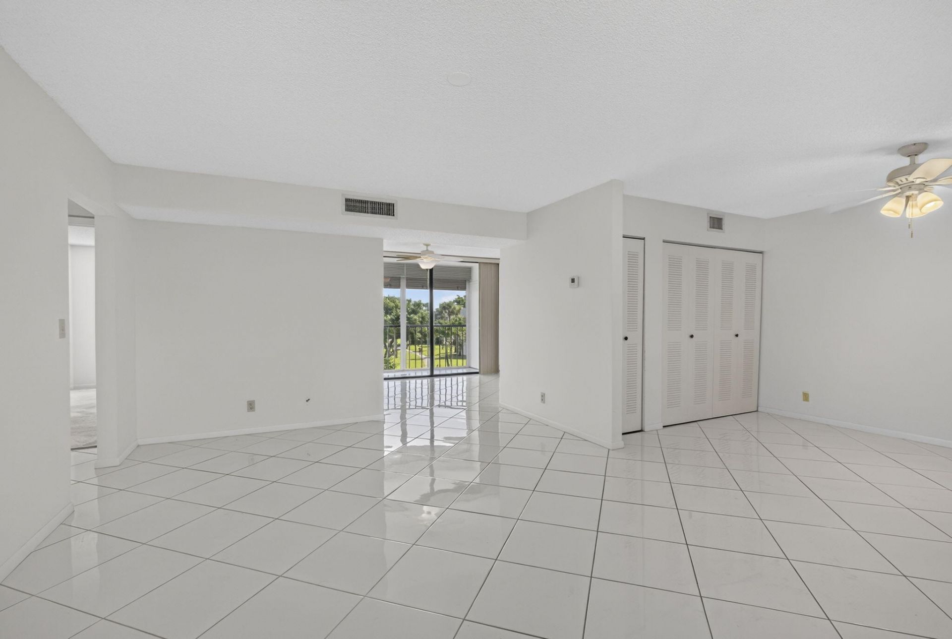 5340 Las Verdes Circle, Unit 307, Delray Beach, FL 33484 Photo