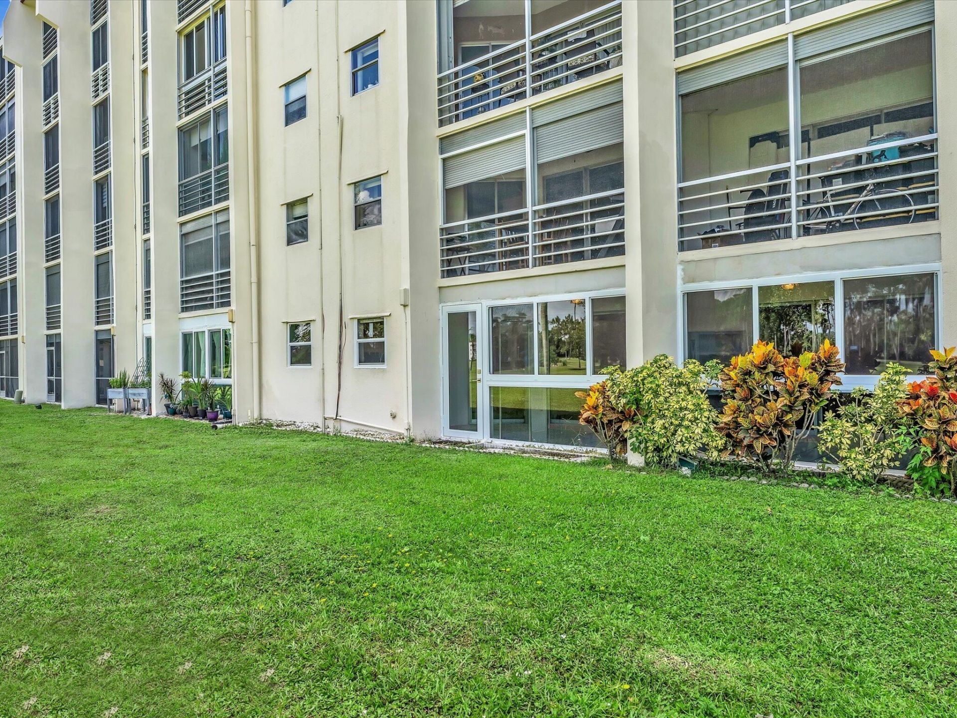 3959 Via Poinciana, Unit 104, Lake Worth, FL 33467 Photo