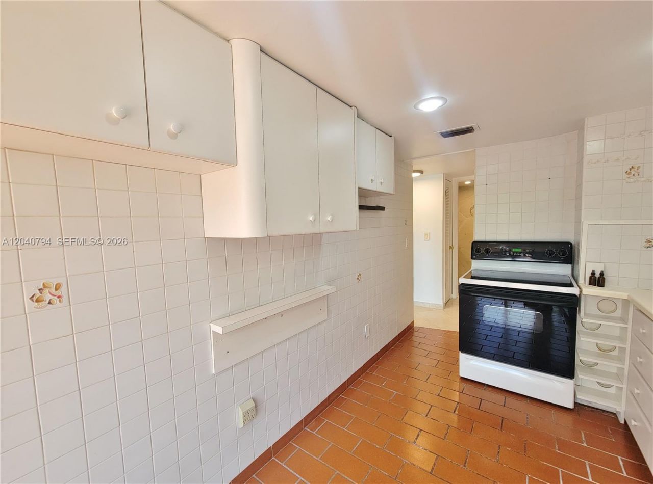 77 Crandon Blvd, Unit 2B, Key Biscayne, FL 33149 Photo