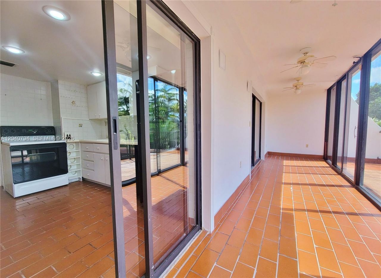77 Crandon Blvd, Unit 2B, Key Biscayne, FL 33149 Photo