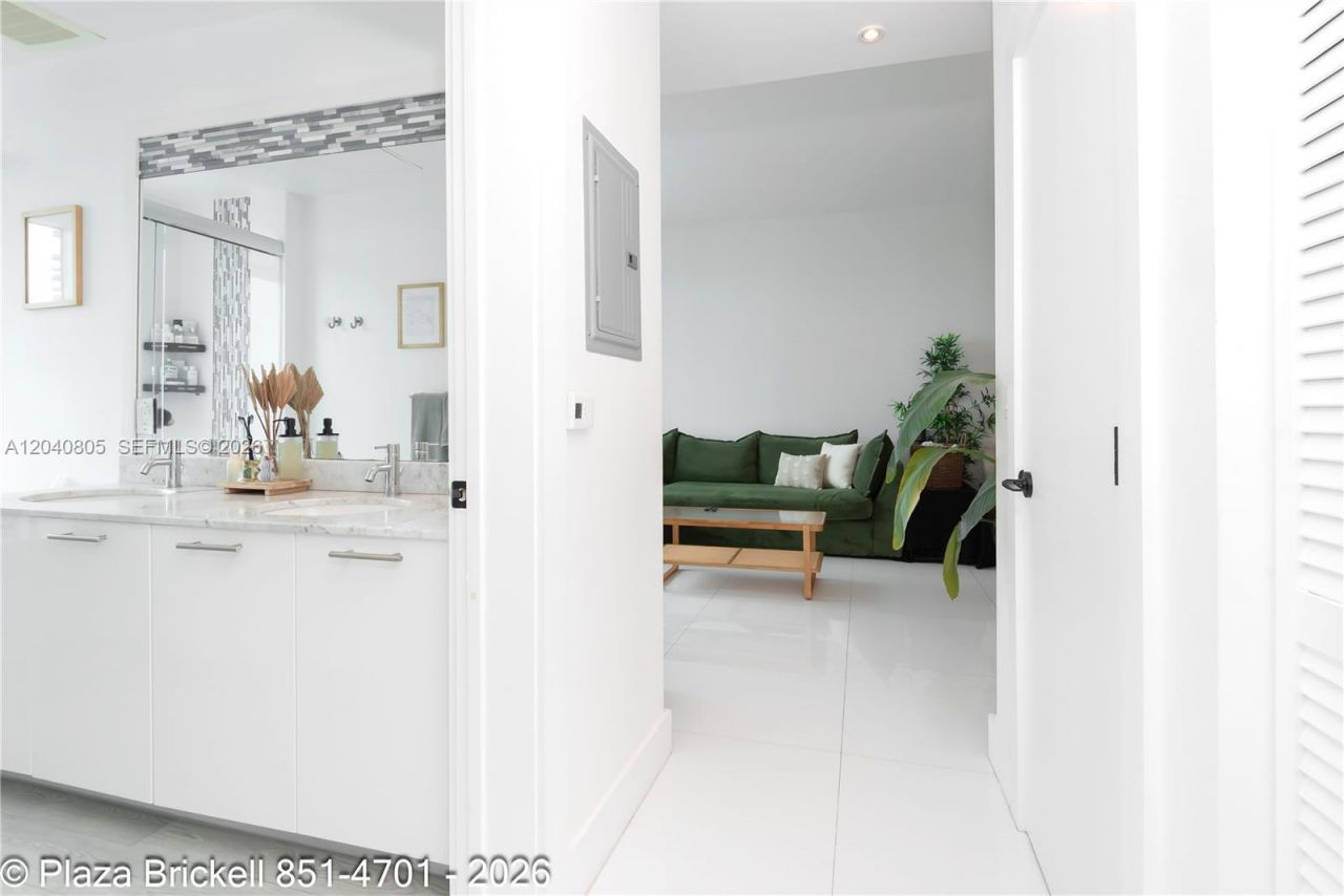 950 Brickell Bay Dr , Unit 4701, Miami, FL 33131 Photo