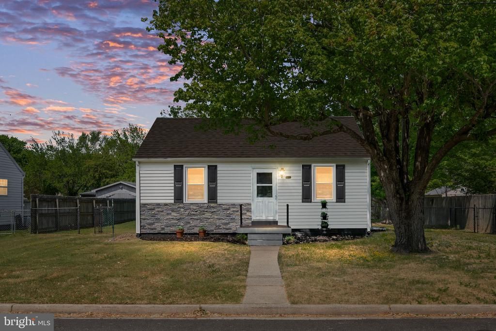 305 Locust Avenue, Colonial Beach, VA 22443 Main Photo