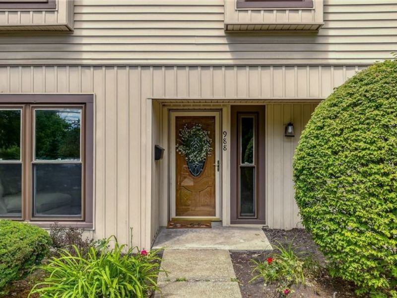 988 Som Center Road, Unit E2, Mayfield Village, OH 44143 Photo 2