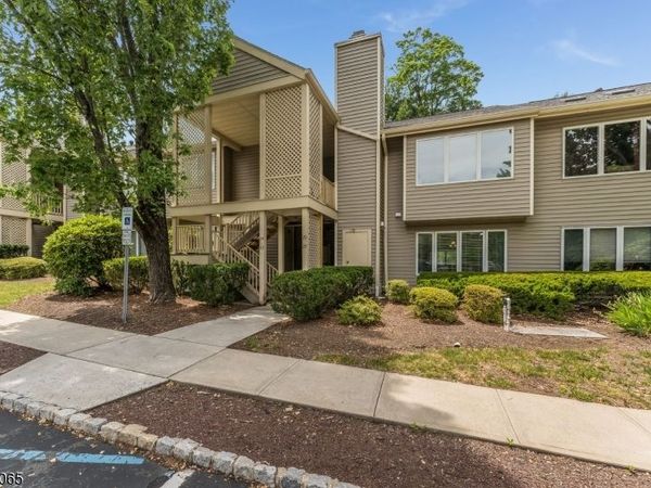 25 Augusta Dr, Clinton, NJ 08801