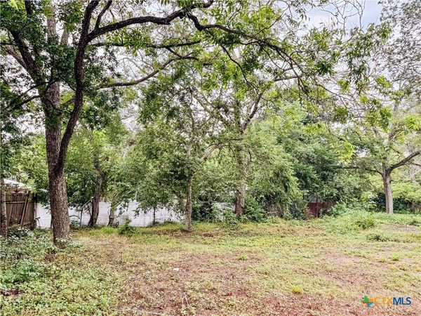 811 Saint John Street , Gonzales, TX 78629