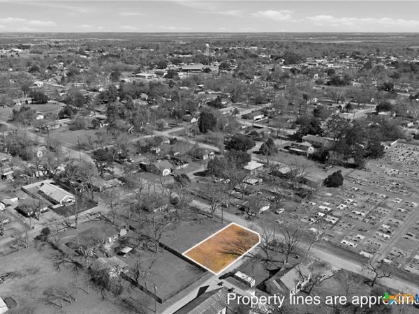 204 S Karnes Street , Cameron, TX 76520