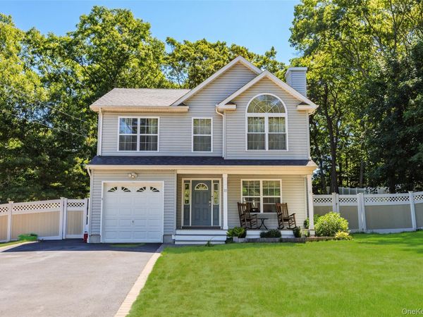 27 Cleveland Avenue , Selden, NY 11784