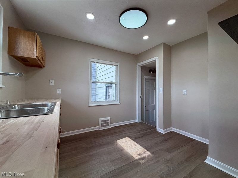 3928 Strandhill Road, Cleveland, OH 44128 Photo 6