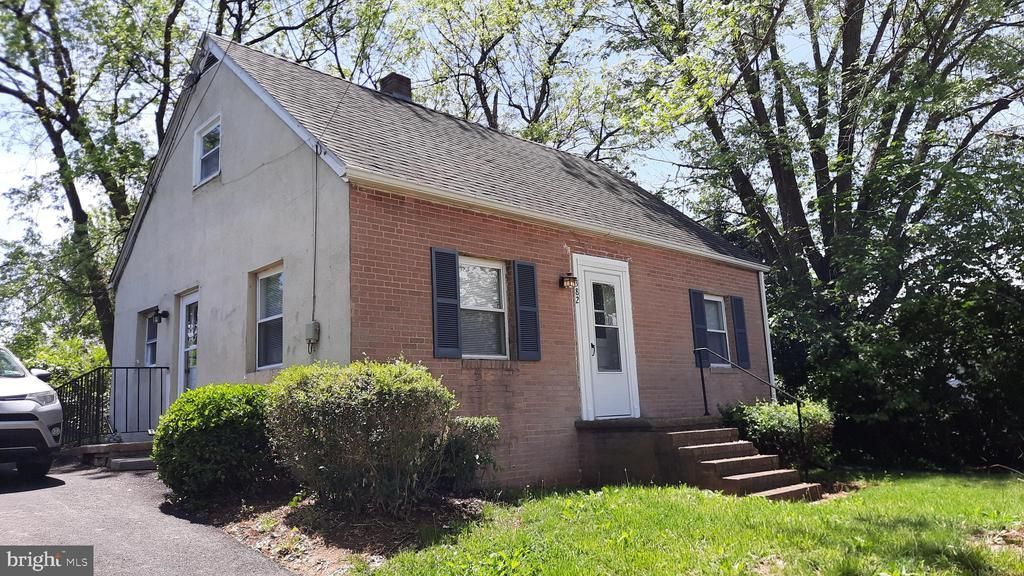 382 W 11th Street, Front Royal, VA 22630 Main Photo