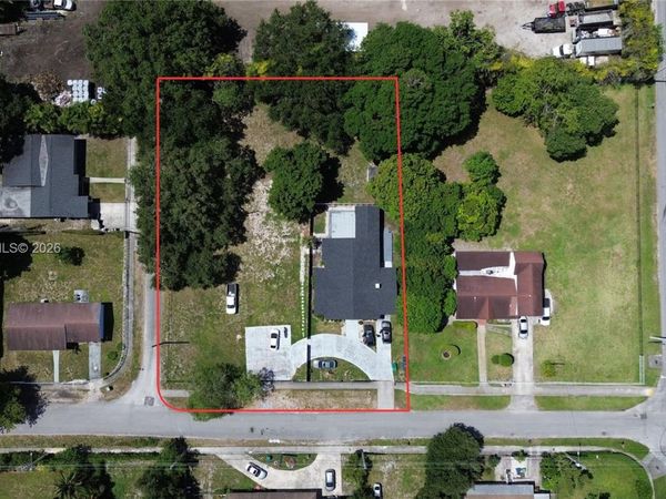 1860 NW 81st St , Miami, FL 33147
