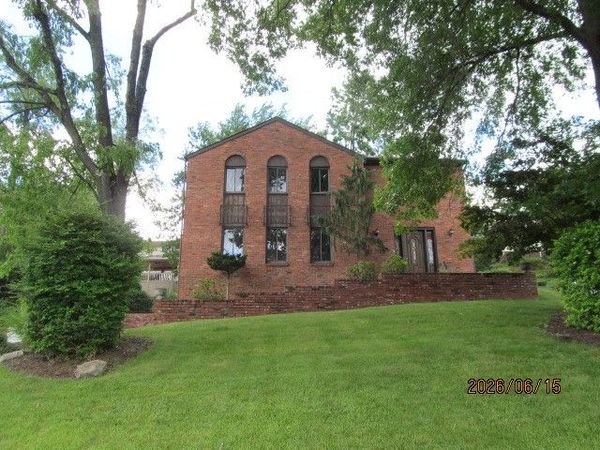 1648 Queens Dr, South Park, PA 15129