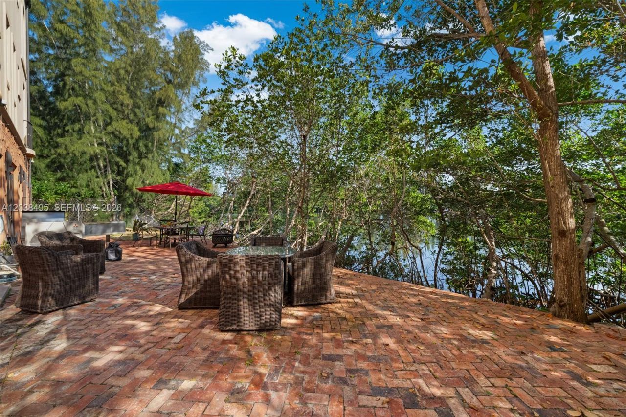 6232 Paradise Point Dr, Palmetto Bay, FL 33157 Photo