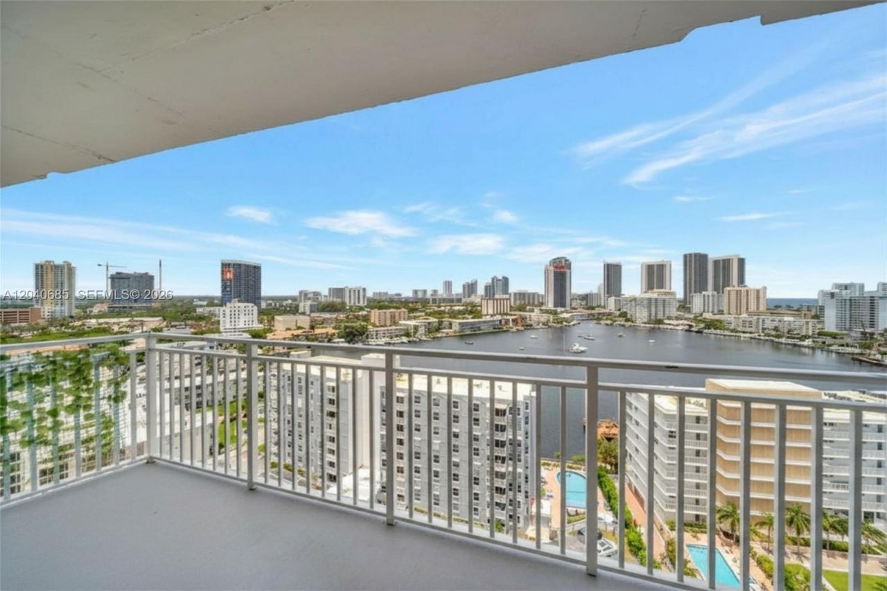 427 Golden Isles Dr, Unit 16H, Hallandale Beach, FL 33009 Photo