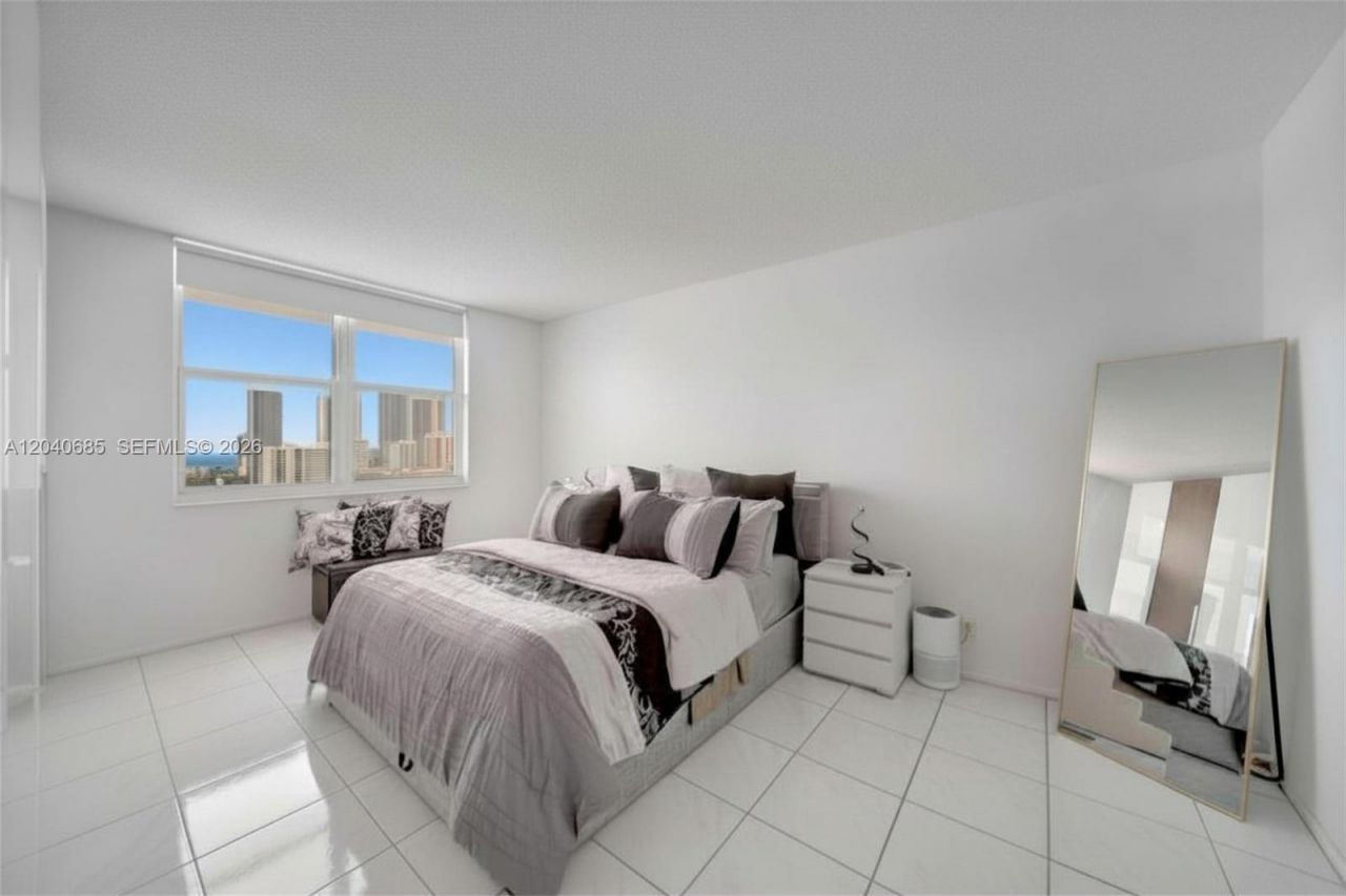 427 Golden Isles Dr, Unit 16H, Hallandale Beach, FL 33009 Photo