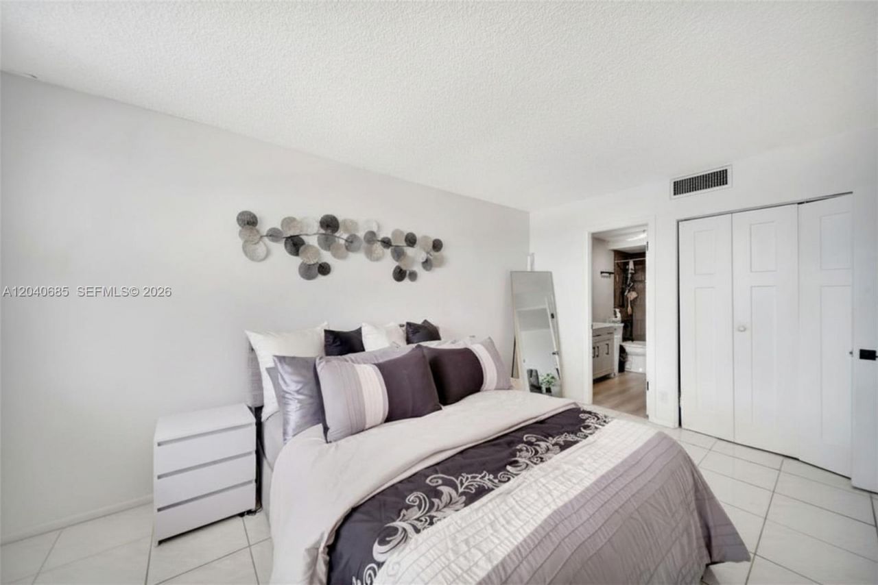 427 Golden Isles Dr, Unit 16H, Hallandale Beach, FL 33009 Photo