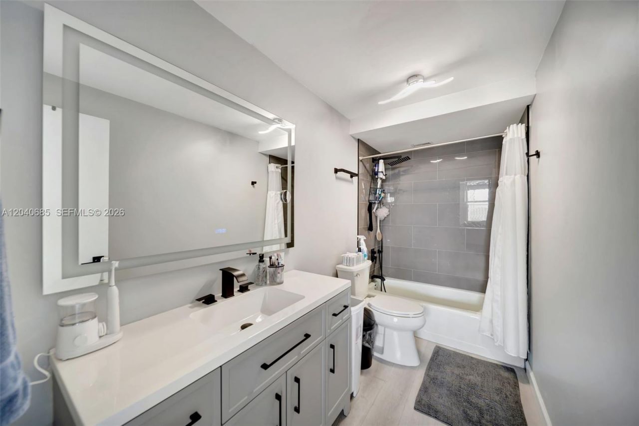 427 Golden Isles Dr, Unit 16H, Hallandale Beach, FL 33009 Photo