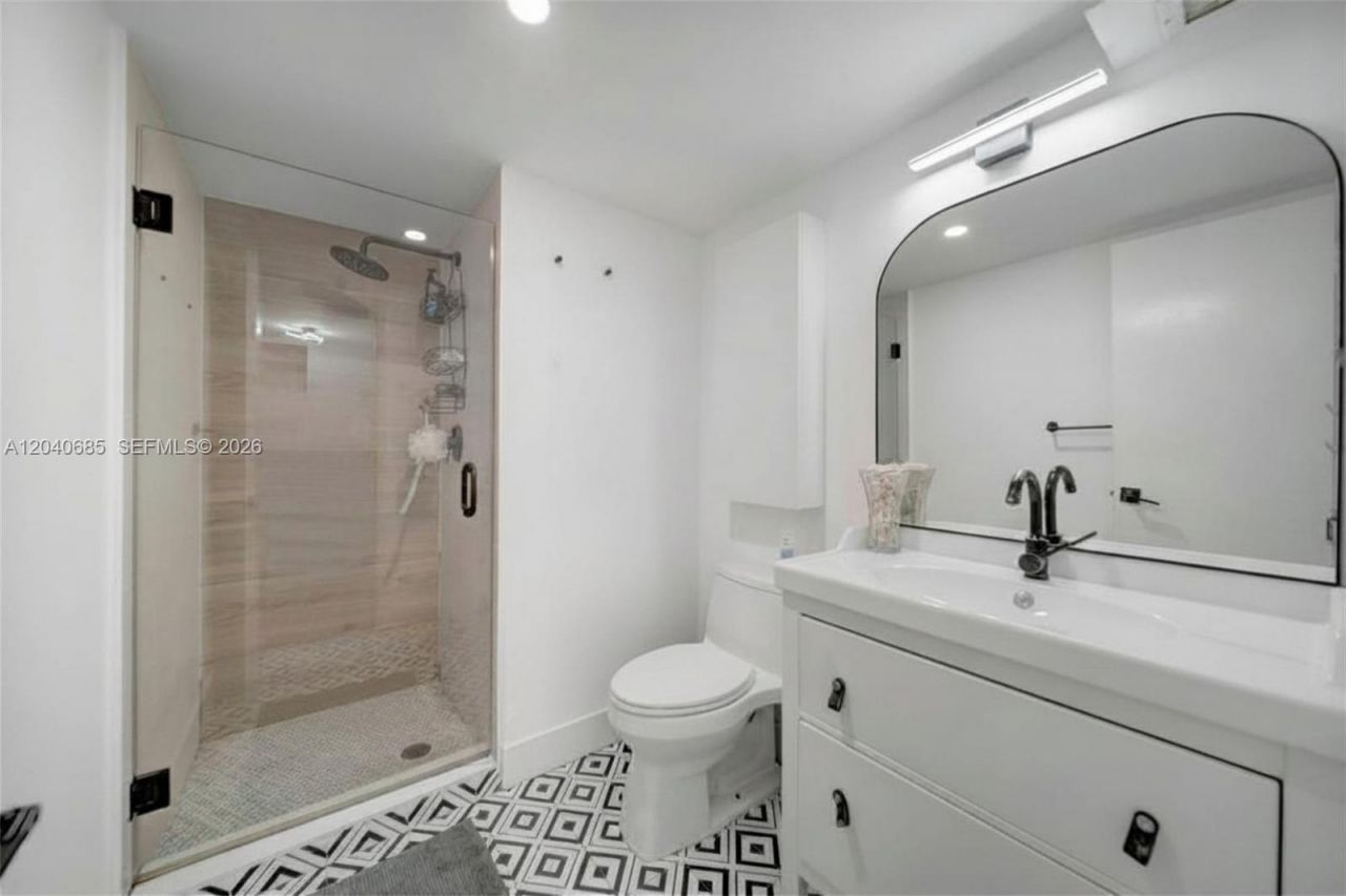 427 Golden Isles Dr, Unit 16H, Hallandale Beach, FL 33009 Photo