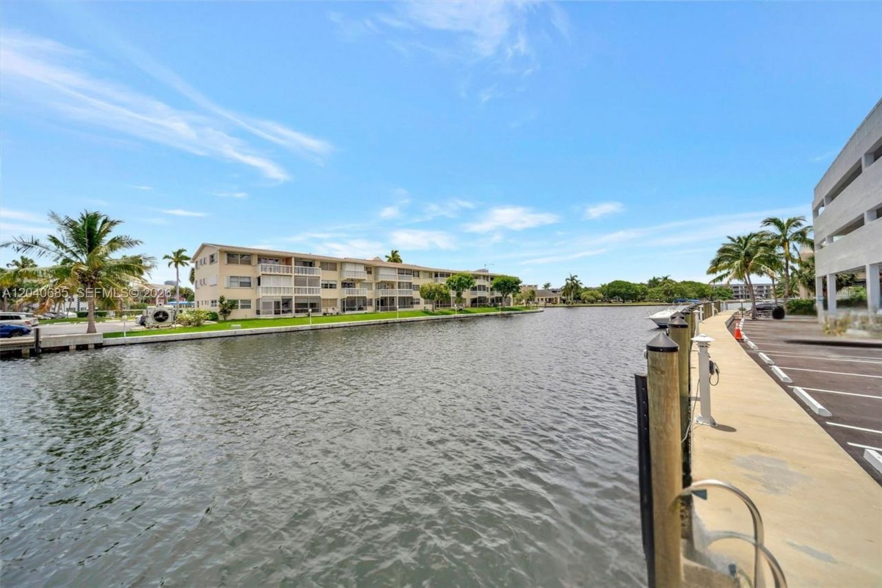 427 Golden Isles Dr, Unit 16H, Hallandale Beach, FL 33009 Photo