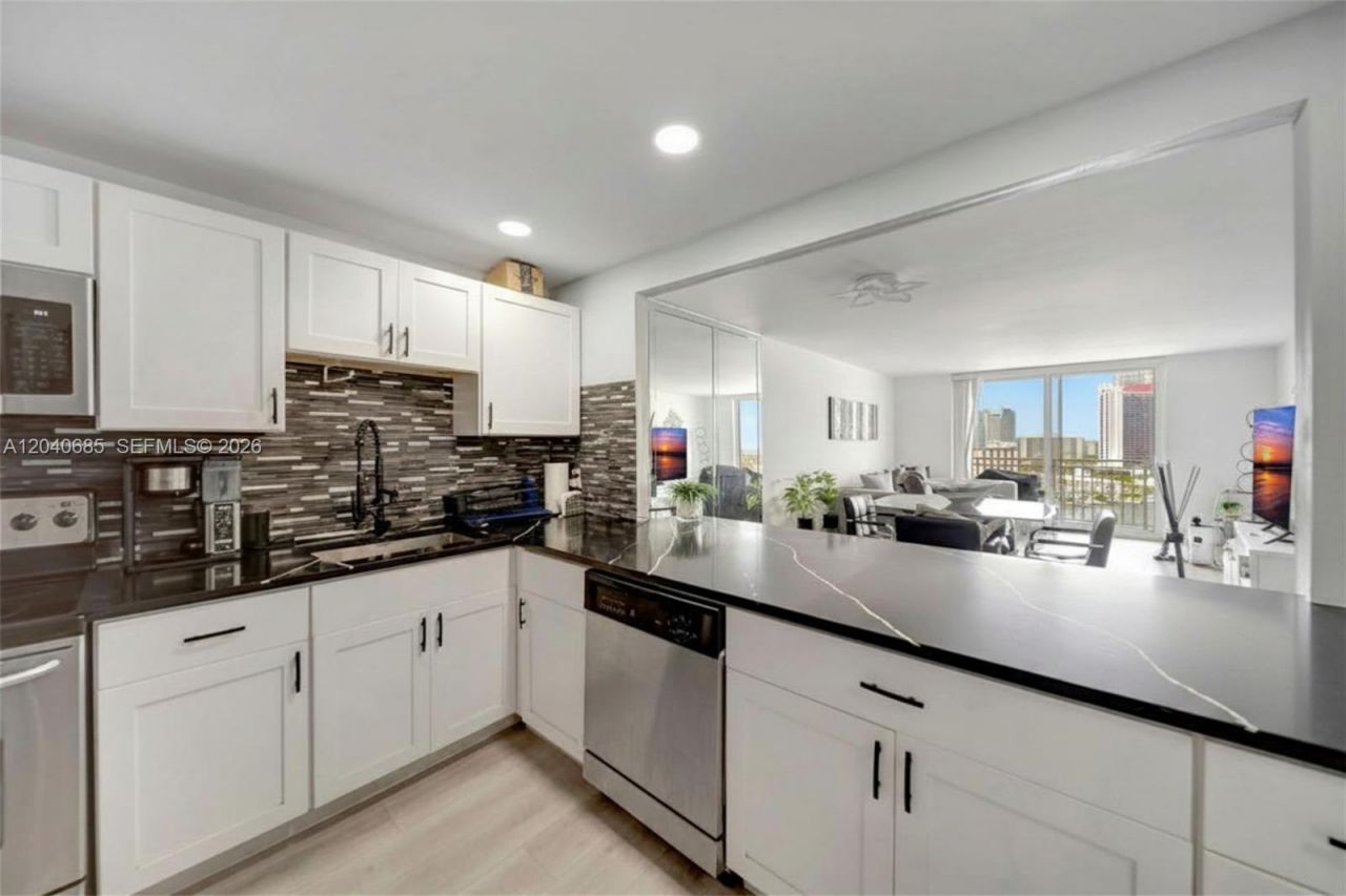 427 Golden Isles Dr, Unit 16H, Hallandale Beach, FL 33009 Photo