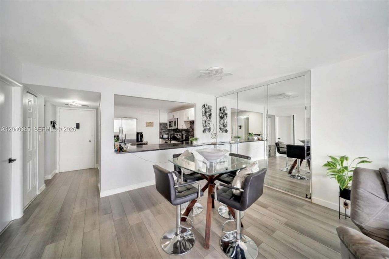 427 Golden Isles Dr, Unit 16H, Hallandale Beach, FL 33009 Photo