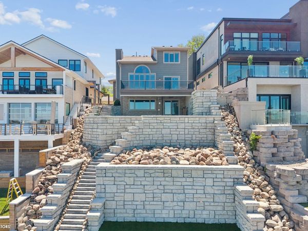 2405 S Lakeview Court, Clear Lake, IA 50428