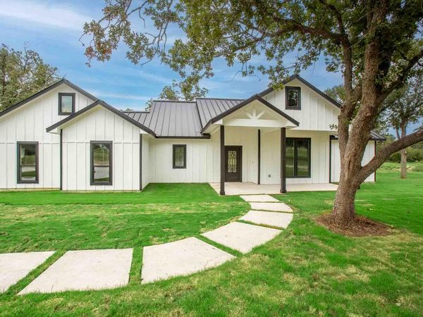 337 Smitty LN , Lockhart, TX 78644