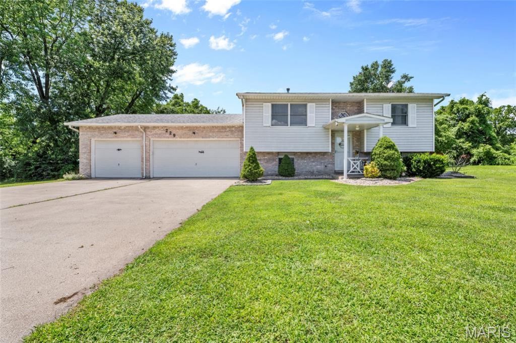 229 Chouteau Point, Pontoon Beach, IL 62040 Main Photo