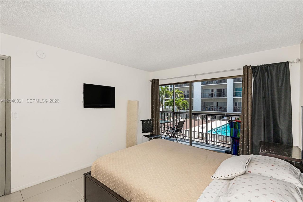 201 178th Dr , Unit 215, Sunny Isles Beach, FL 33160 Photo