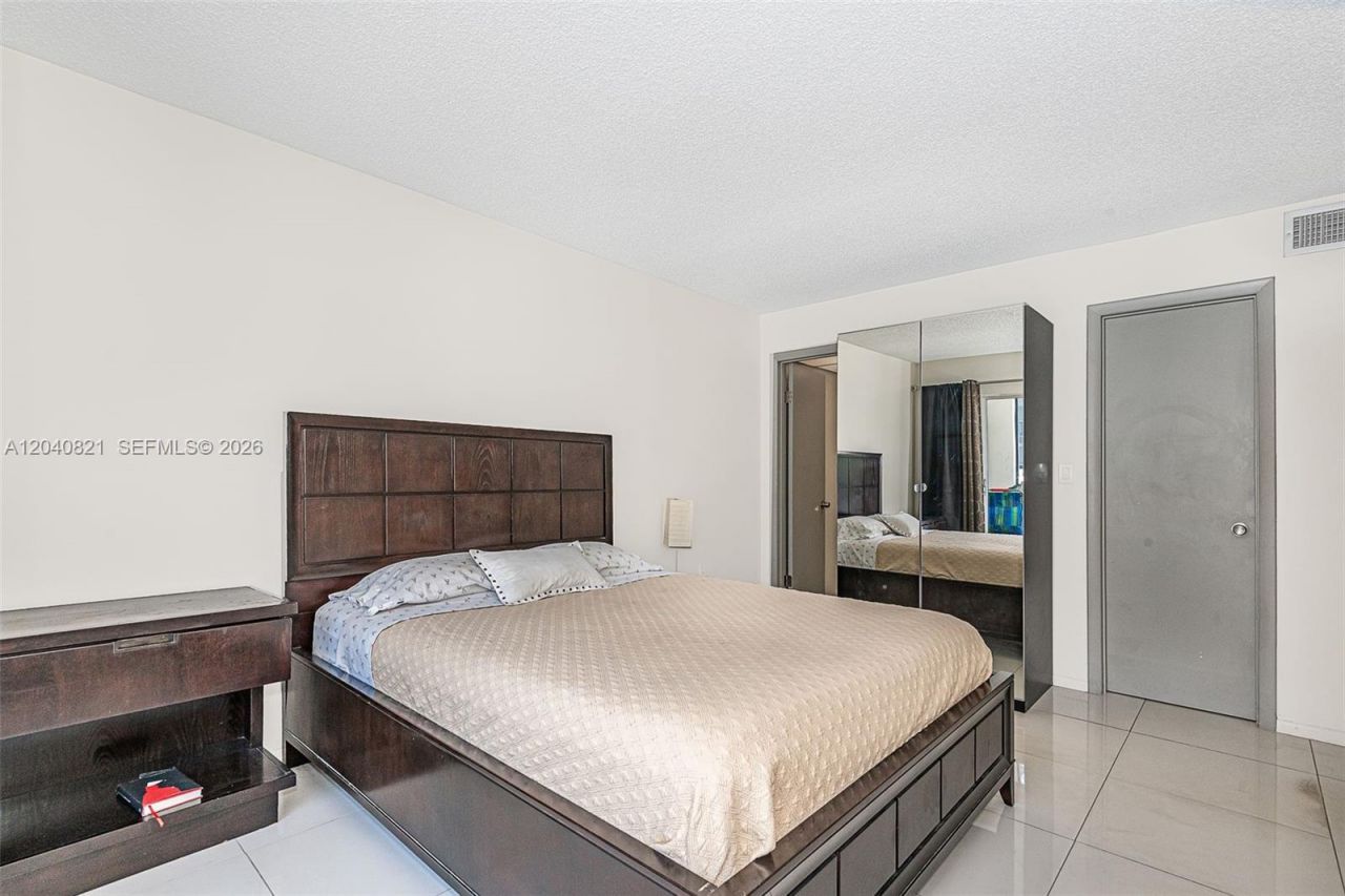 201 178th Dr , Unit 215, Sunny Isles Beach, FL 33160 Photo