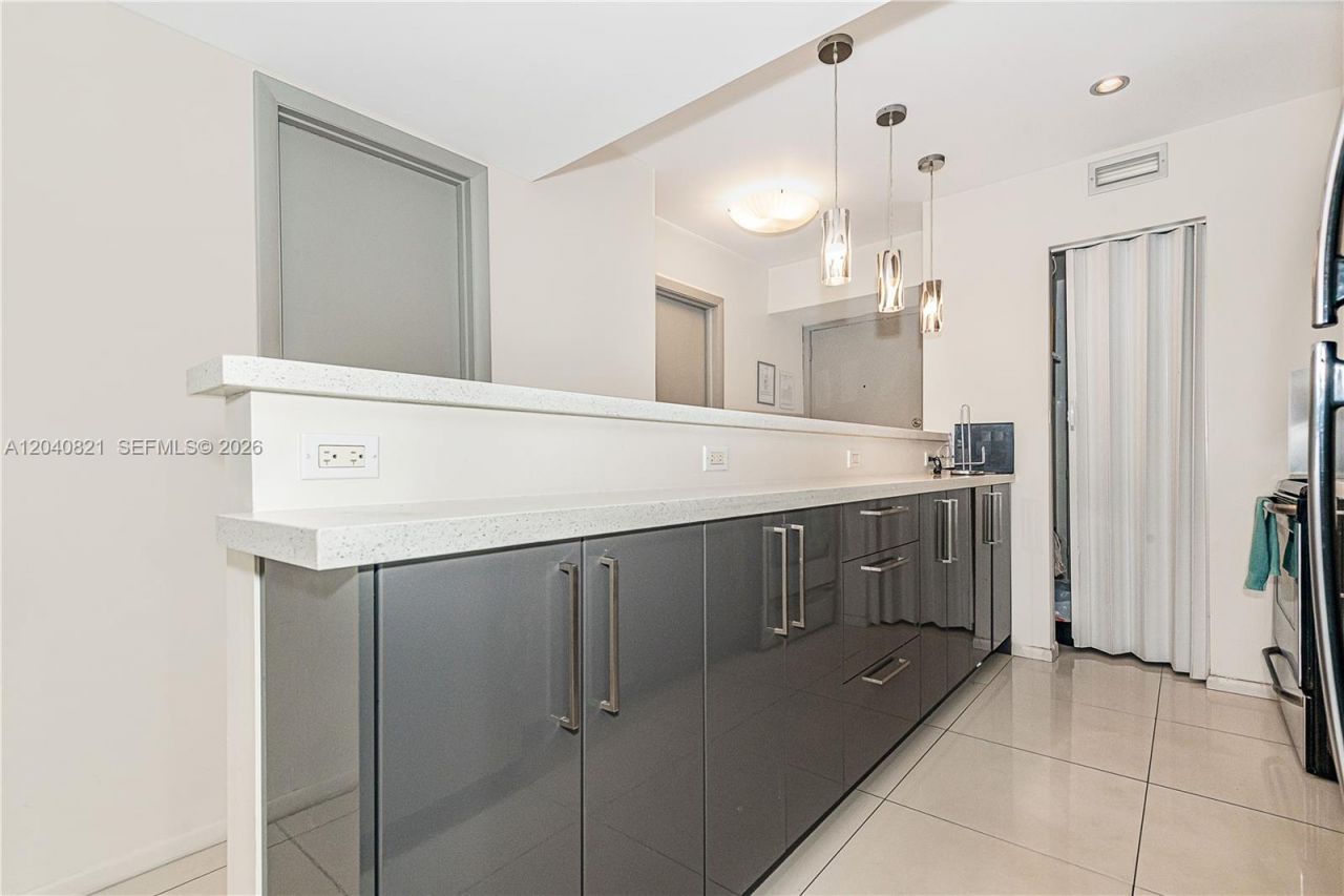 201 178th Dr , Unit 215, Sunny Isles Beach, FL 33160 Photo