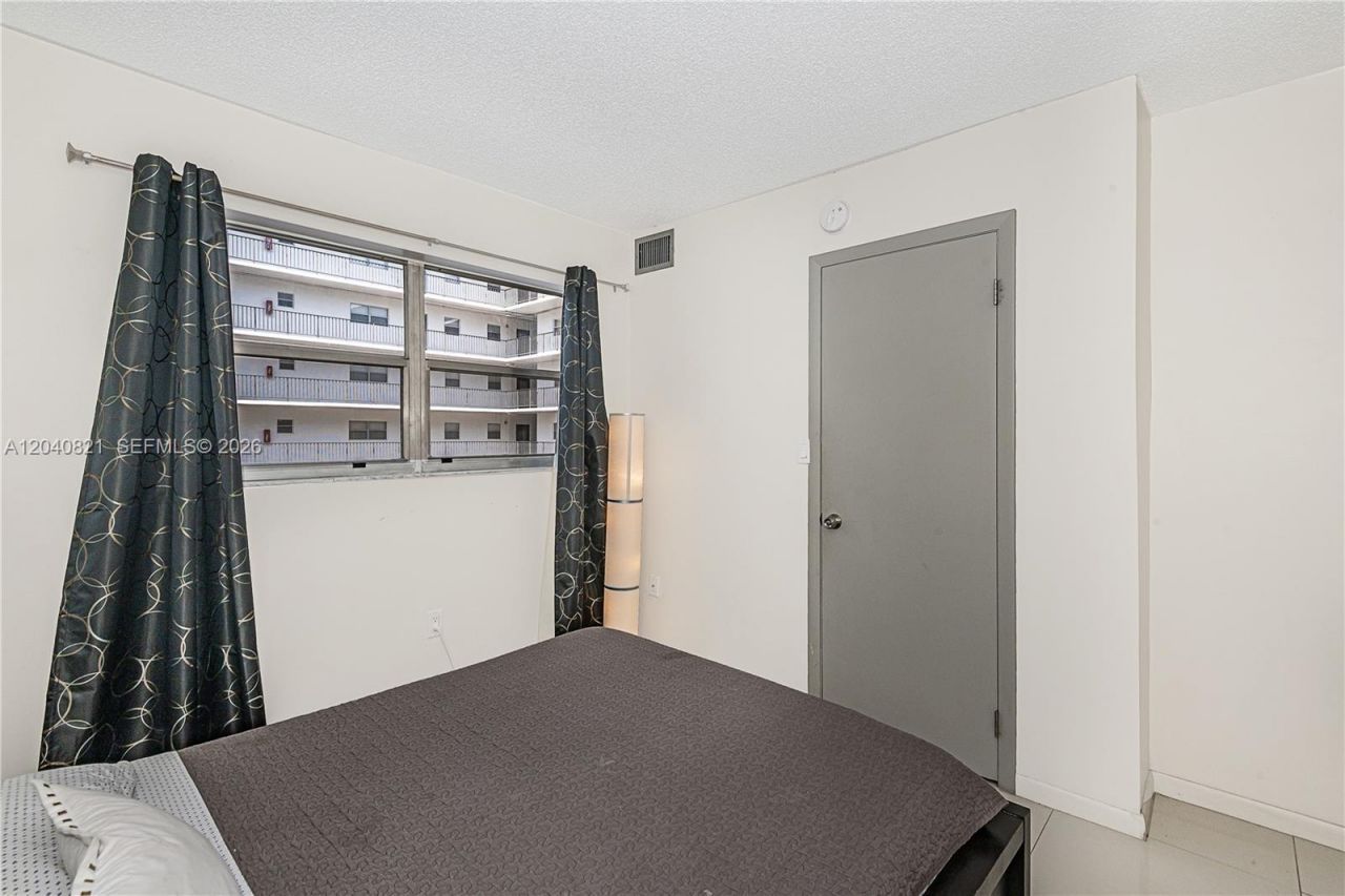 201 178th Dr , Unit 215, Sunny Isles Beach, FL 33160 Photo