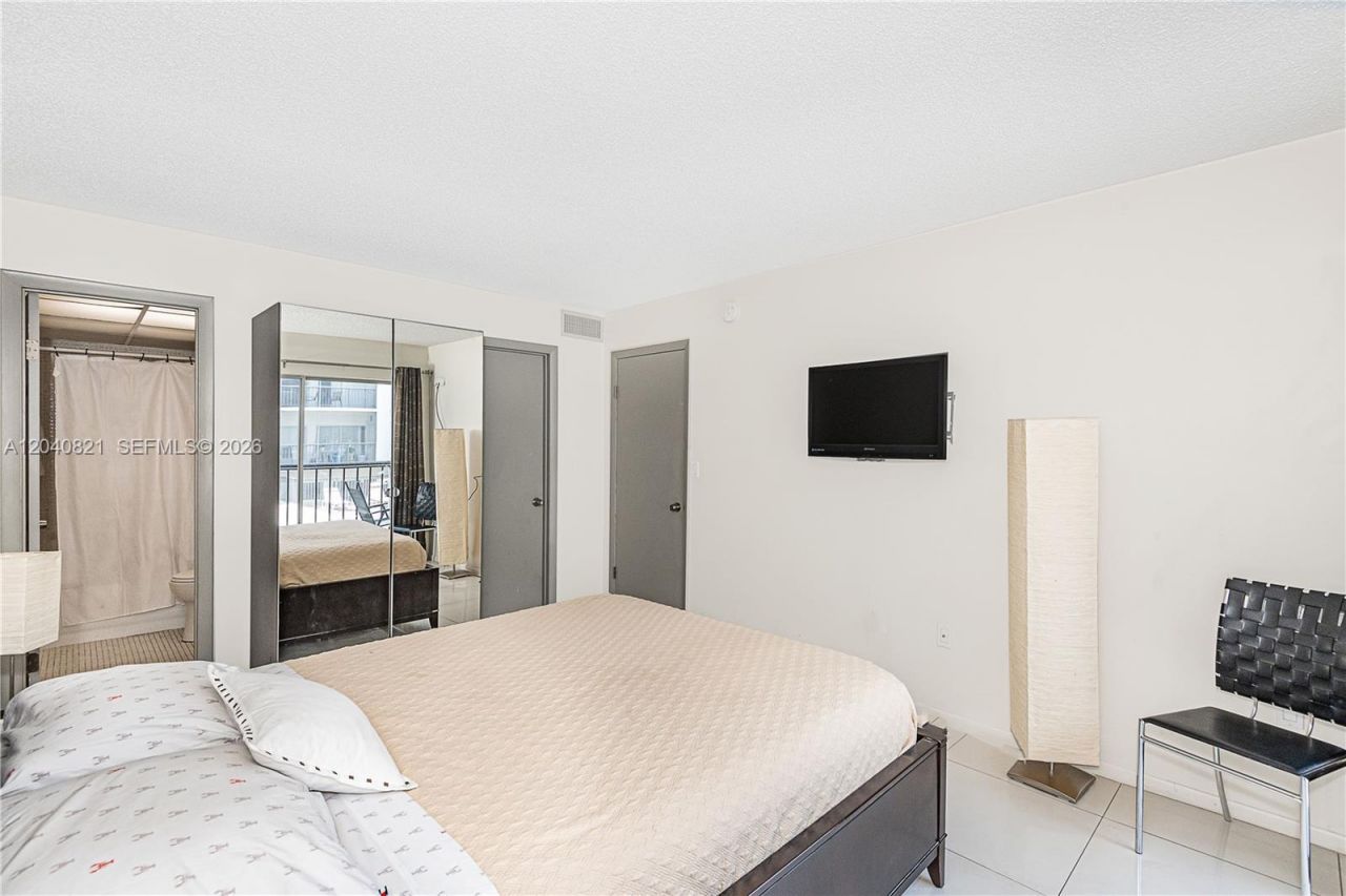 201 178th Dr , Unit 215, Sunny Isles Beach, FL 33160 Photo