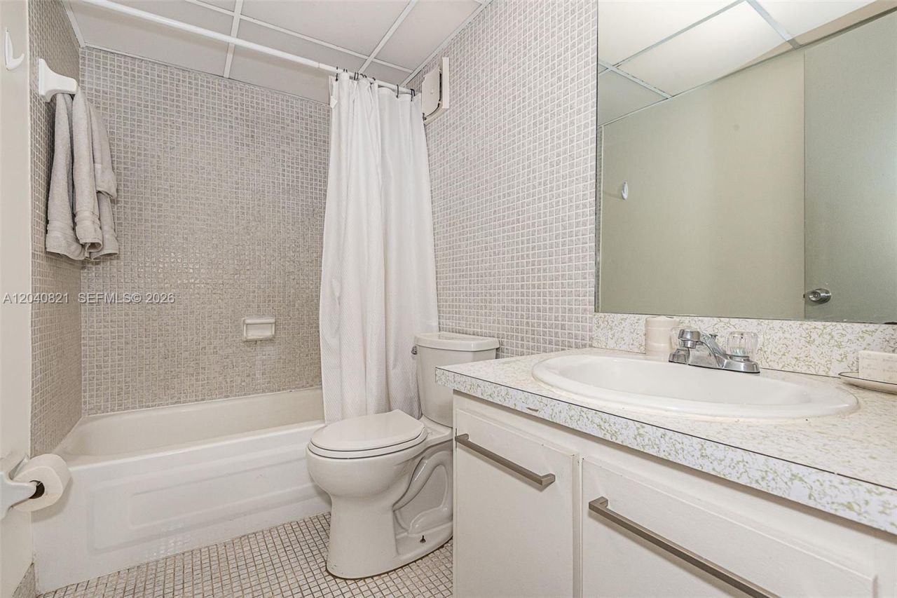 201 178th Dr , Unit 215, Sunny Isles Beach, FL 33160 Photo