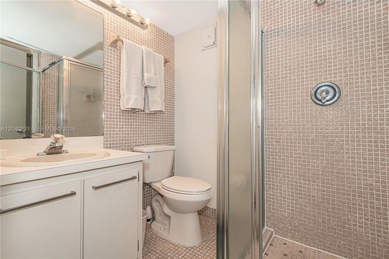 201 178th Dr , Unit 215, Sunny Isles Beach, FL 33160 Photo