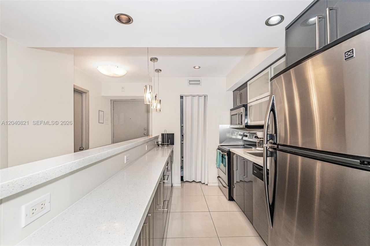 201 178th Dr , Unit 215, Sunny Isles Beach, FL 33160 Photo