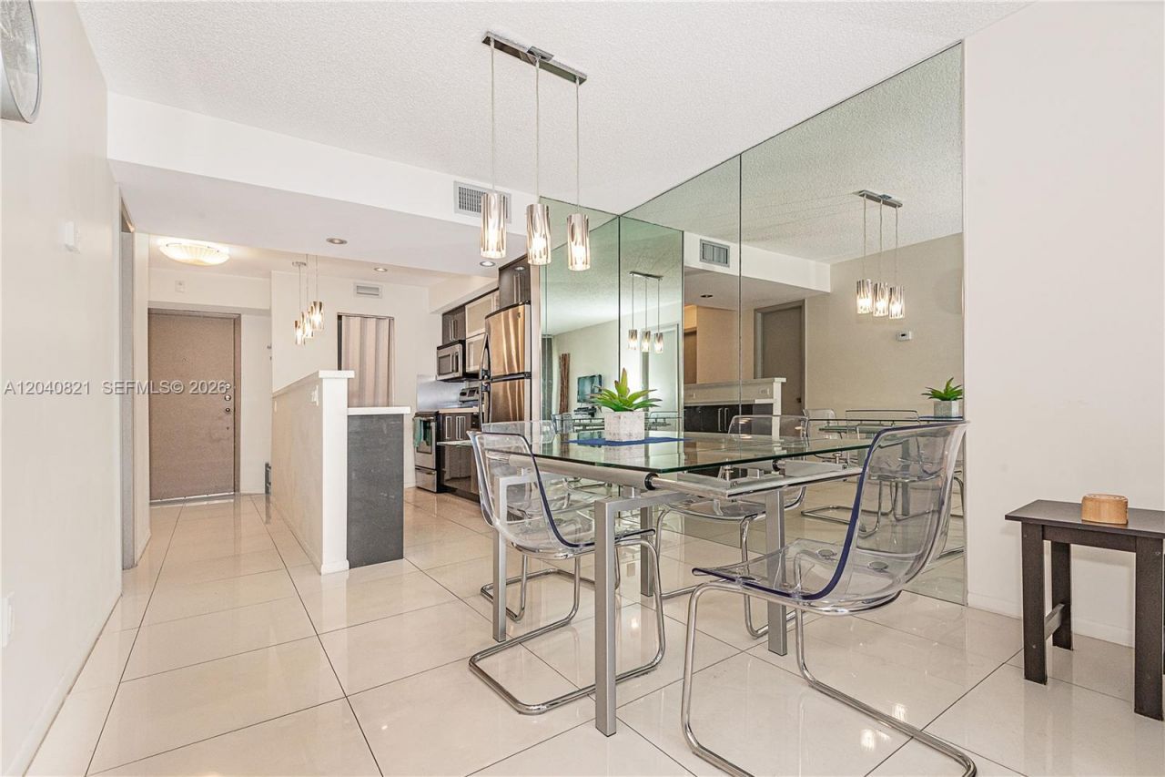 201 178th Dr , Unit 215, Sunny Isles Beach, FL 33160 Photo